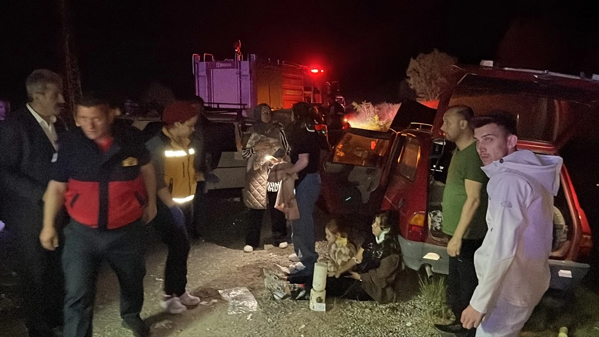 Çanakkale\'de Otomobiller Çarpıştı: 8 Kişi Yaralandı