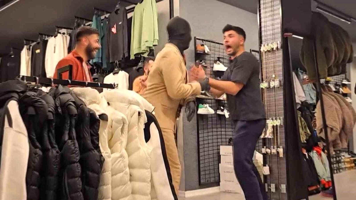 Bursa\'da gençten korkutucu şaka: Cansız manken hareket etti!
