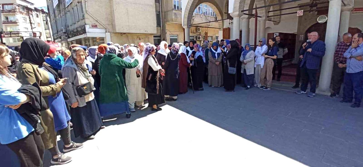 Devrek ilçesinde umreye gidecek olan vatandaşlar dualarla uğurlandılar