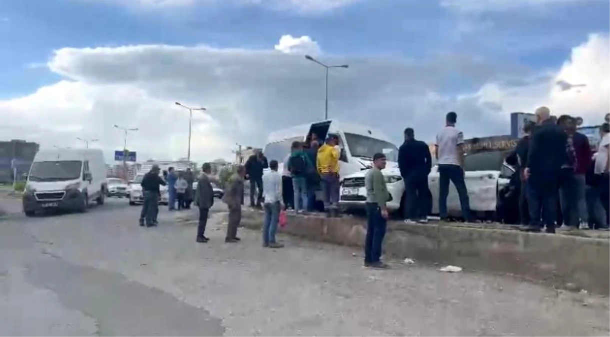 Diyarbakır\'da minibüs ile otomobil çarpıştı: 3 yaralı