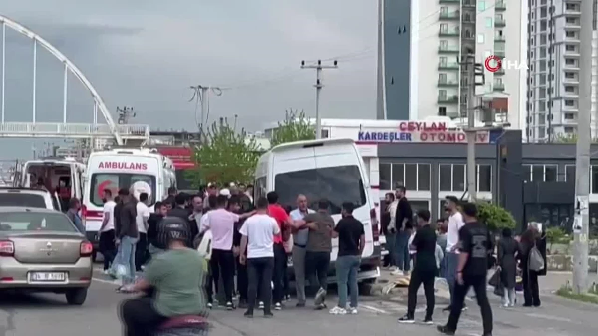 Diyarbakır\'da minibüs ile otomobil çarpıştı: 3 yaralı