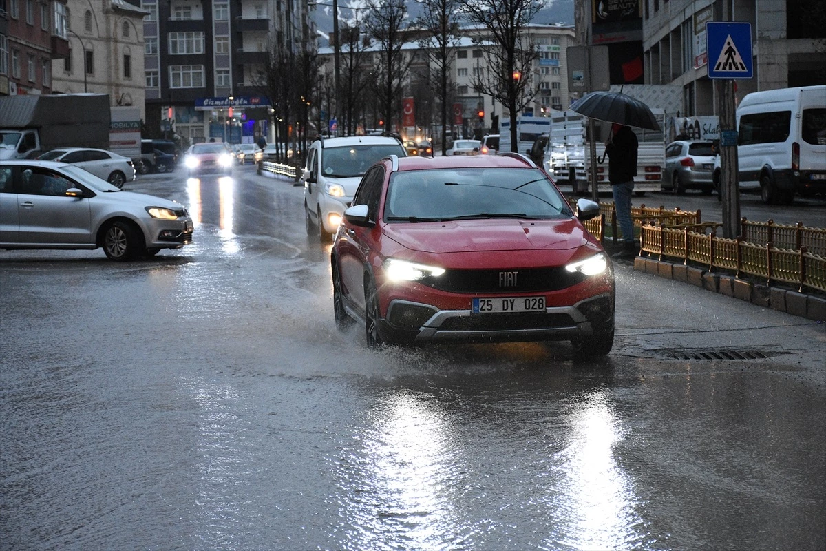 Erzurum\'da Sağanak Sonucu Cadde ve Sokaklarda Su Birikintileri Oluştu