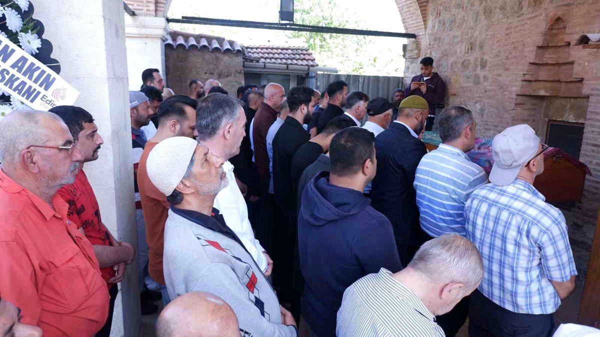 Edirne\'de boşanma aşamasındaki eşi tarafından öldürülen Petek Aksak toprağa verildi
