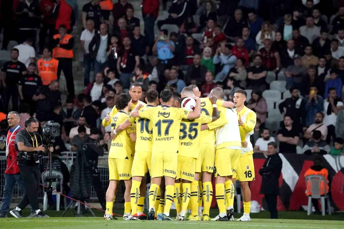 Fenerbahçe, Fatih Karagümrük\'ü mağlup ederek yenilmezlik serisini 21 maça çıkardı