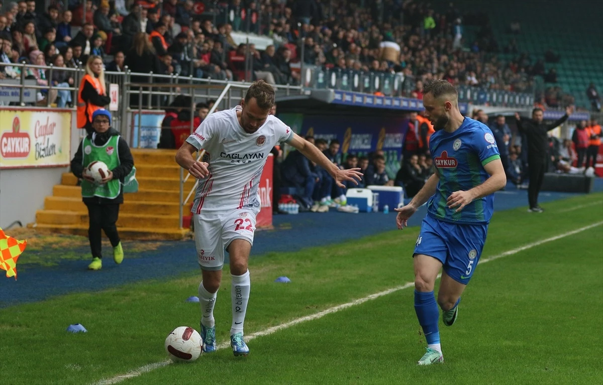 Çaykur Rizespor-Bitexen Antalyaspor Maçının İlk Yarısı 1-0 Sonuçlandı