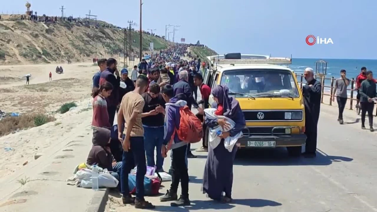 Gazze Şeridi\'nde yerinden edilen Filistinliler geri dönüyor
