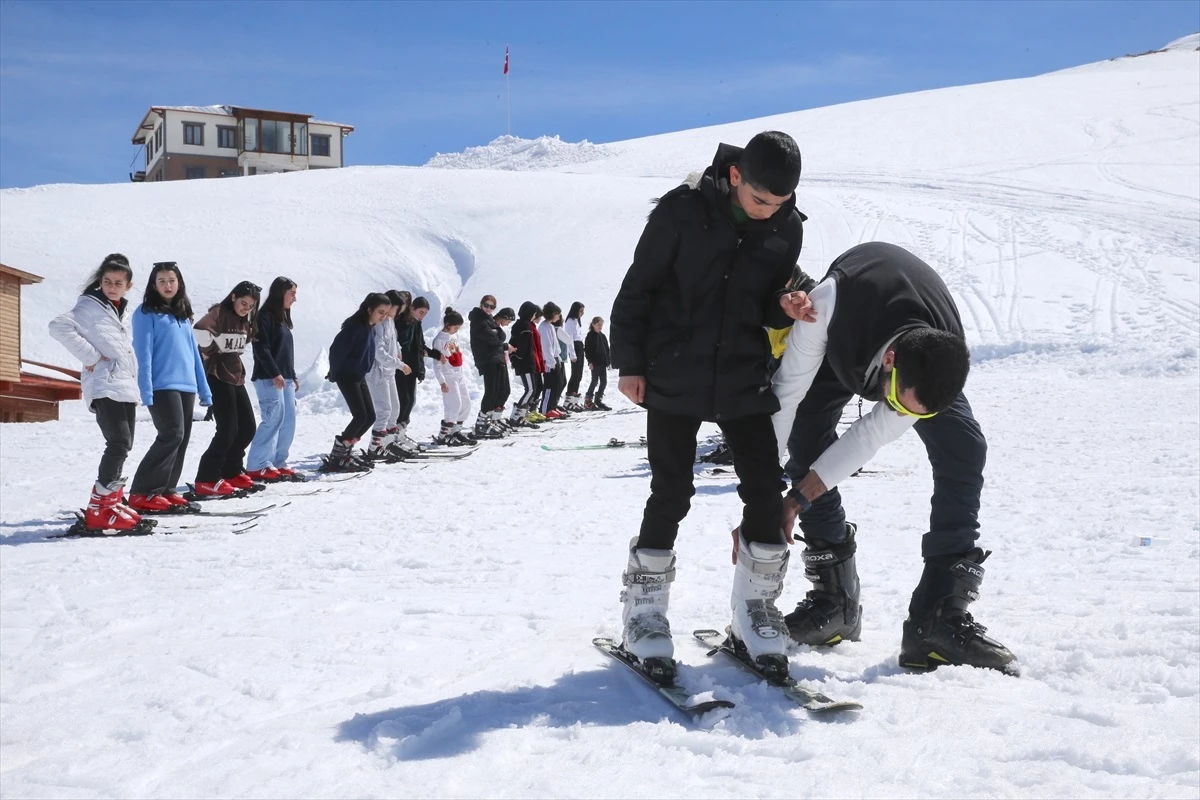 Hakkari\'de 3 Bin 200 Öğrenciye Kayak Eğitimi Verildi