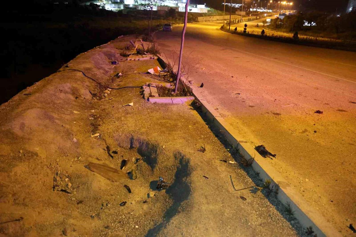 Antakya\'da otomobil istinat duvarından uçtu: 2\'si çocuk 4 yaralı