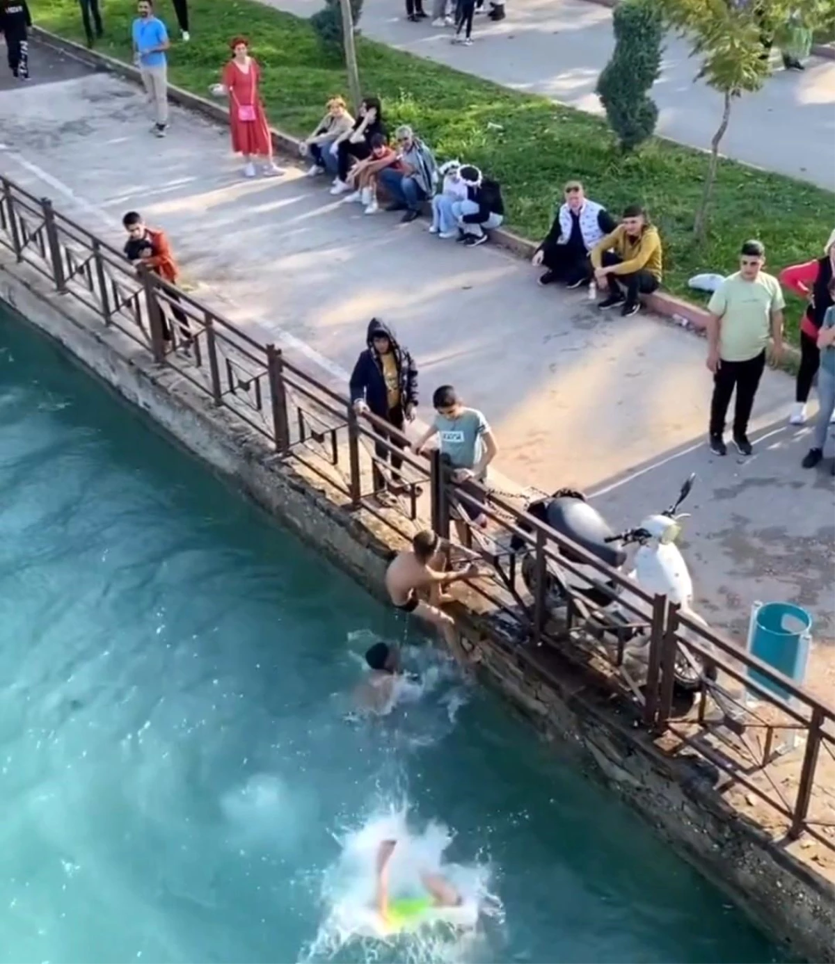 Adana\'da Çocuklar Tehlikeli Serinlik İçin Köprüden Nehre Atlıyor