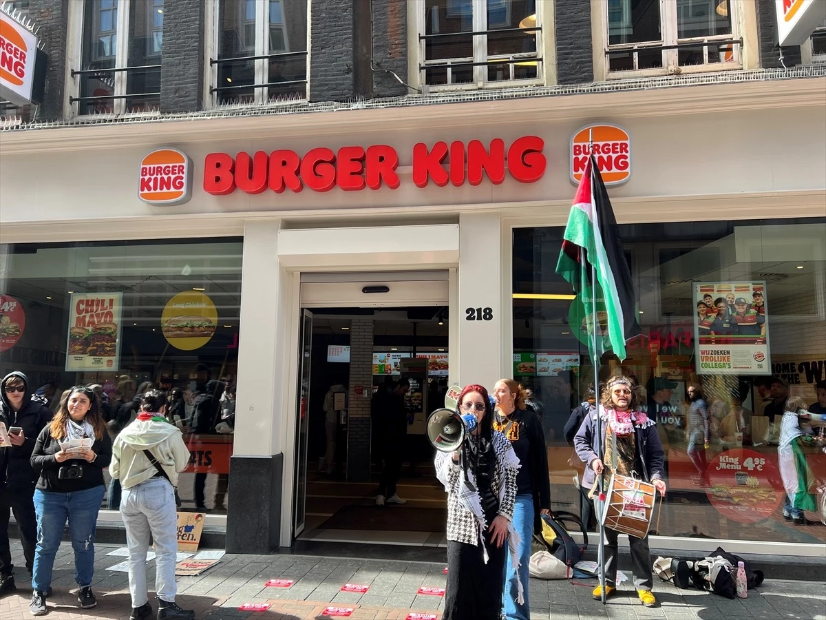 Hollanda\'da İsrail\'e tepki gösteren gruplar Burger King şubeleri önünde gösteri yaptı