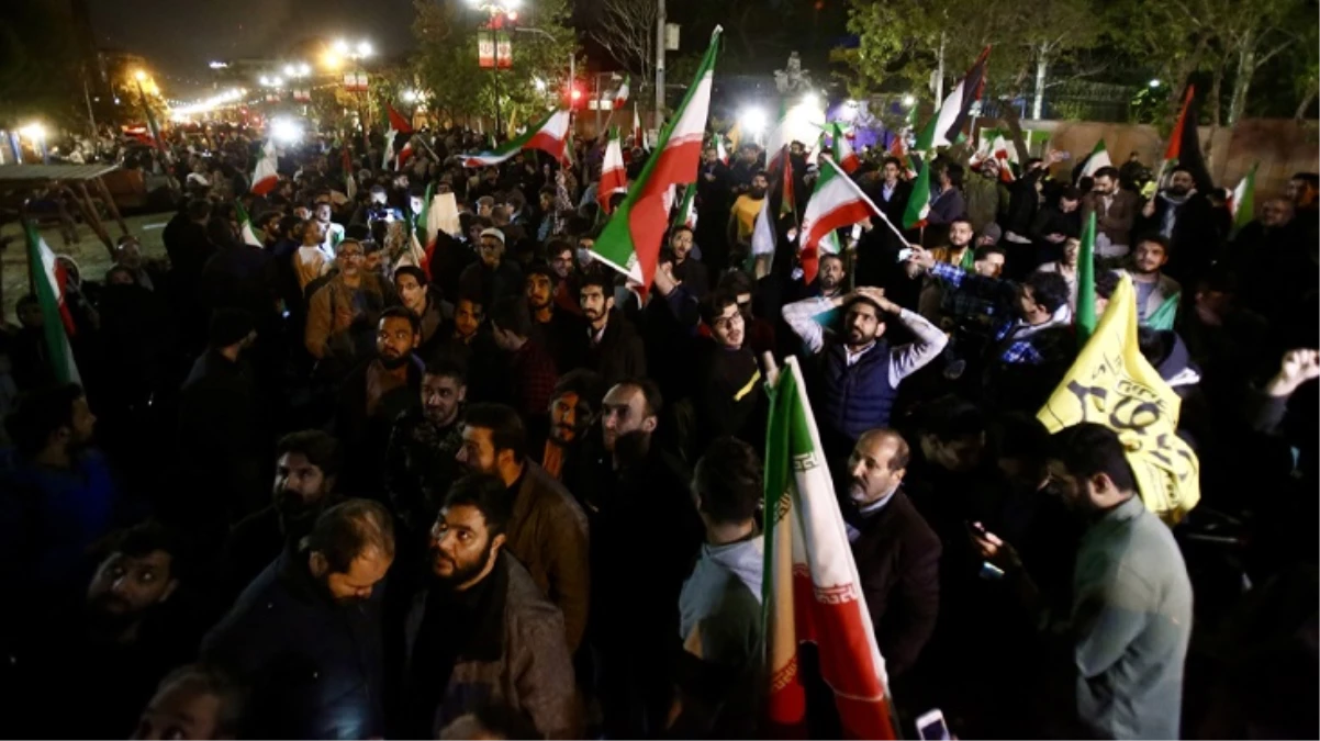 İran\'ın İsrail\'e saldırısı Tahran\'da coşkuyla kutlandı! "Kahrolsun İsrail" sloganları attılar