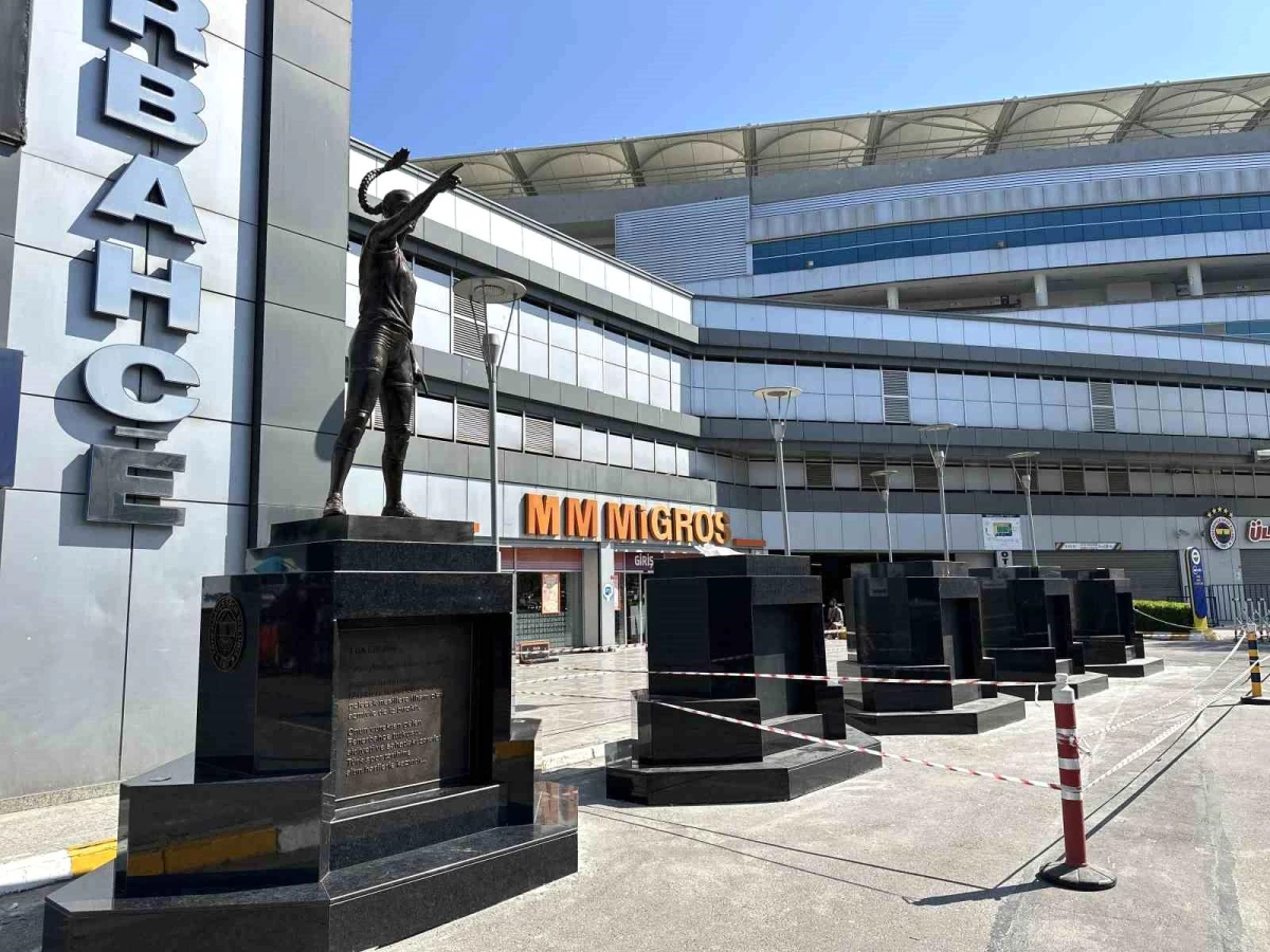 Fenerbahçe\'nin efsane futbolcularının heykelleri yer değiştirdi