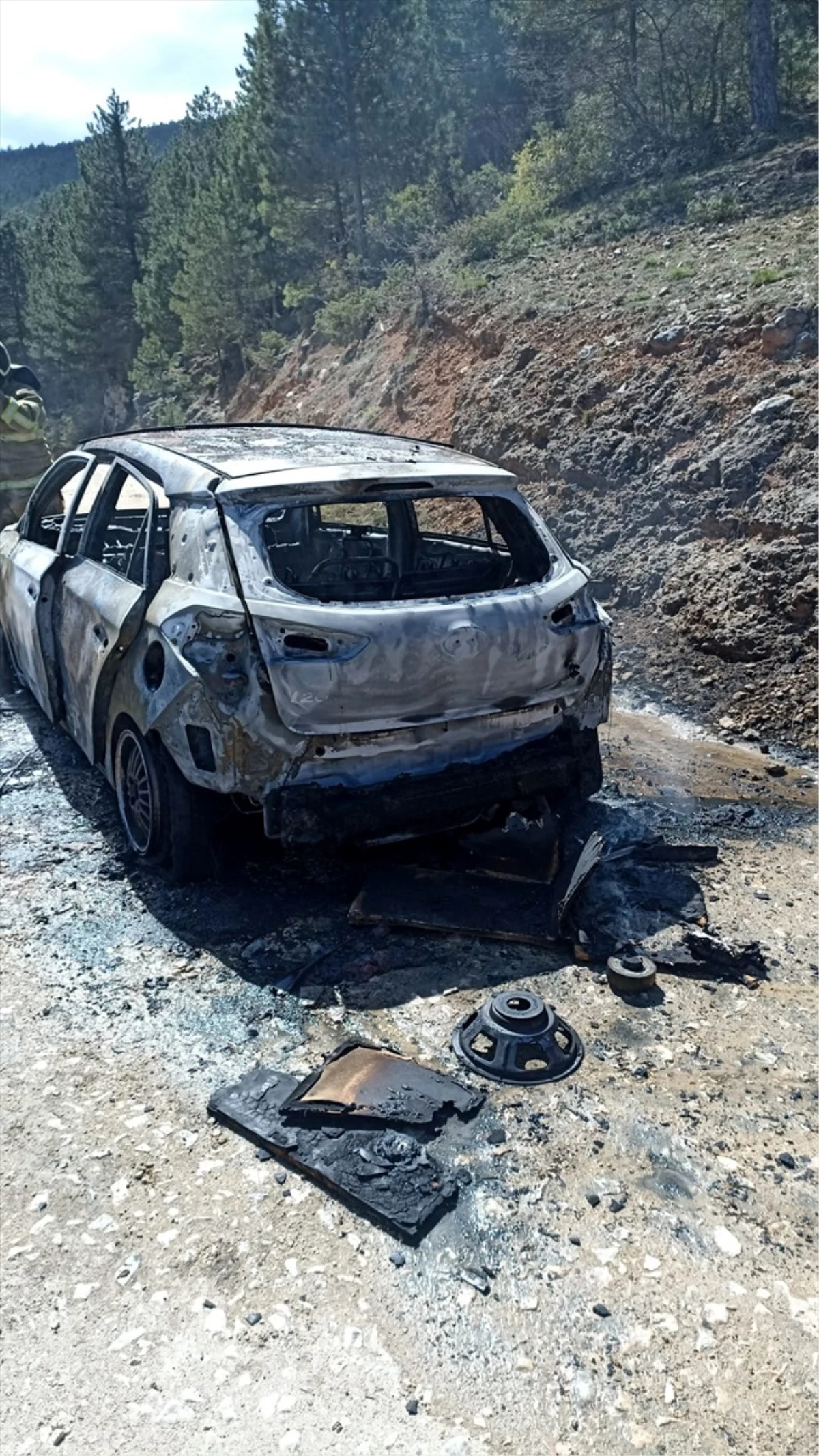 Safranbolu\'da Otomobil Yangını: Araç Kullanılamaz Hale Geldi