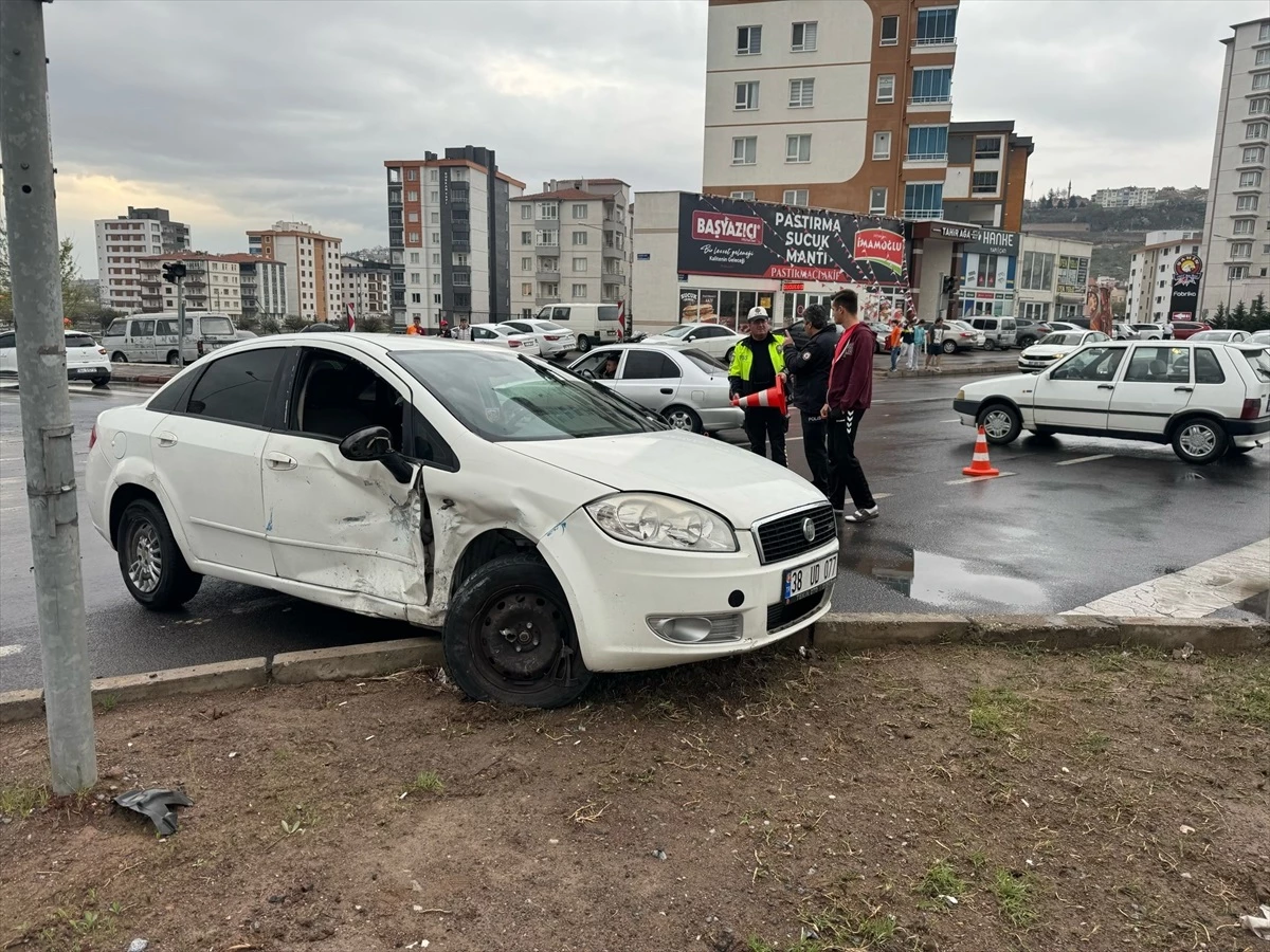 Kayseri\'de iki otomobilin çarpışması sonucu 3 kişi yaralandı