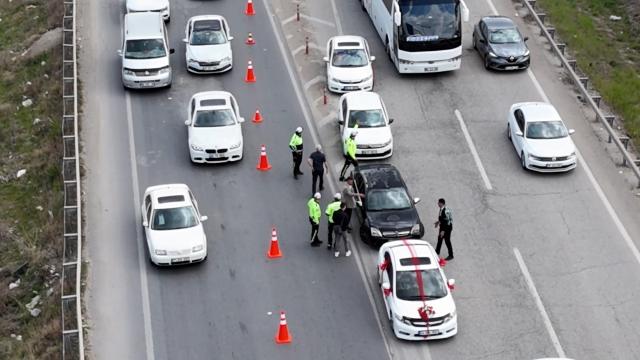 Kırıkkale'de kural ihlali yapan sürücü polisleri tehdit etti: Bakanlık personeliyim
