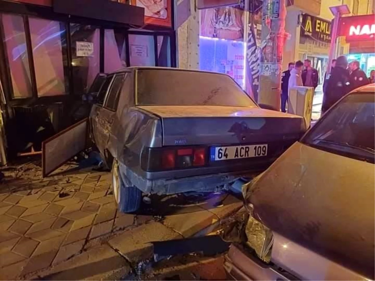 Eskişehir\'de Kontrolden Çıkan Otomobil Dükkana Girdi, Sürücü Yaralandı