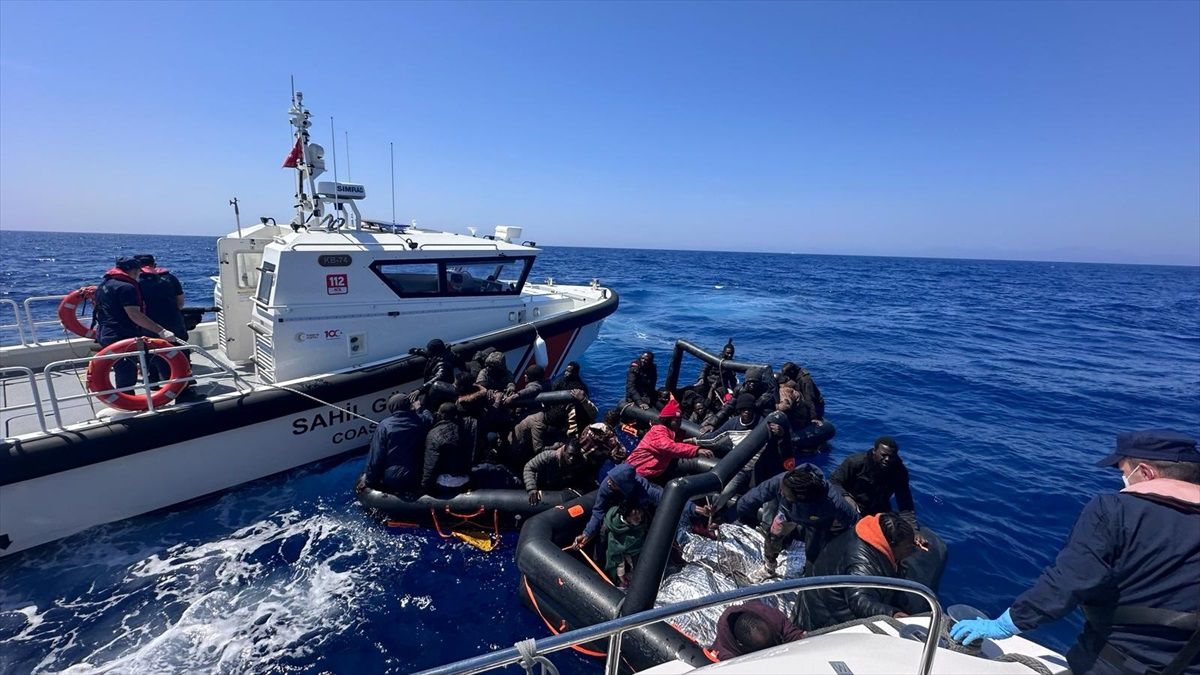 Muğla\'nın Ortaca ilçesinde 52 düzensiz göçmen kurtarıldı