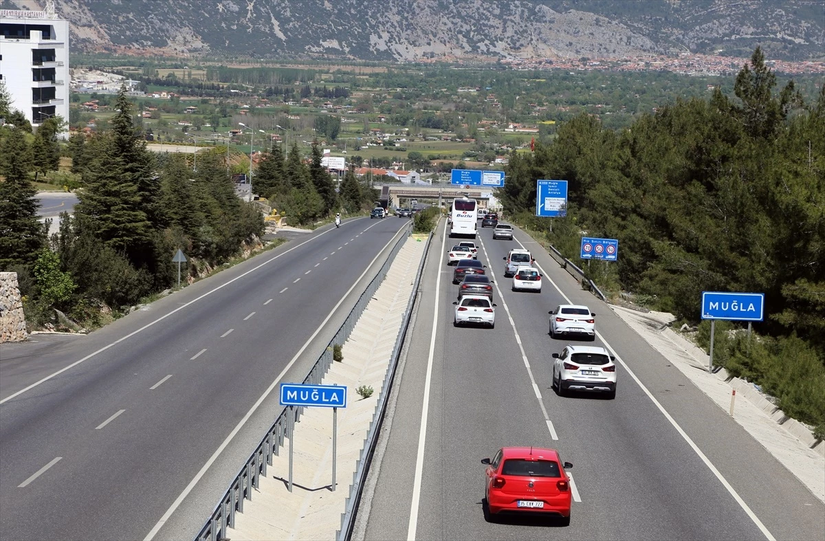 Ramazan Bayramı tatilinde Muğla ve Antalya\'da uzun araç kuyrukları oluştu