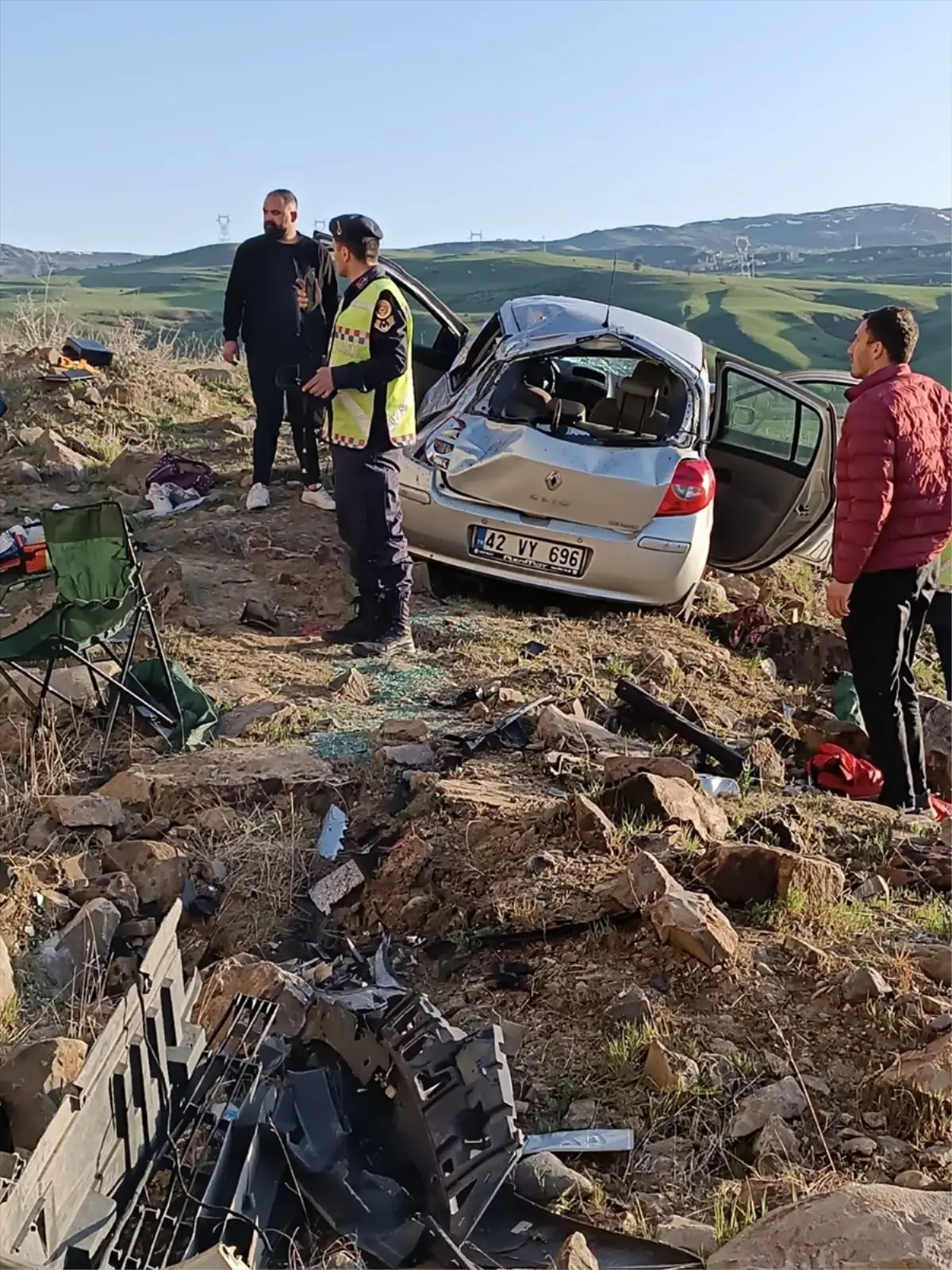 Muş\'un Varto ilçesinde otomobil şarampole devrildi, 4 kişi yaralandı