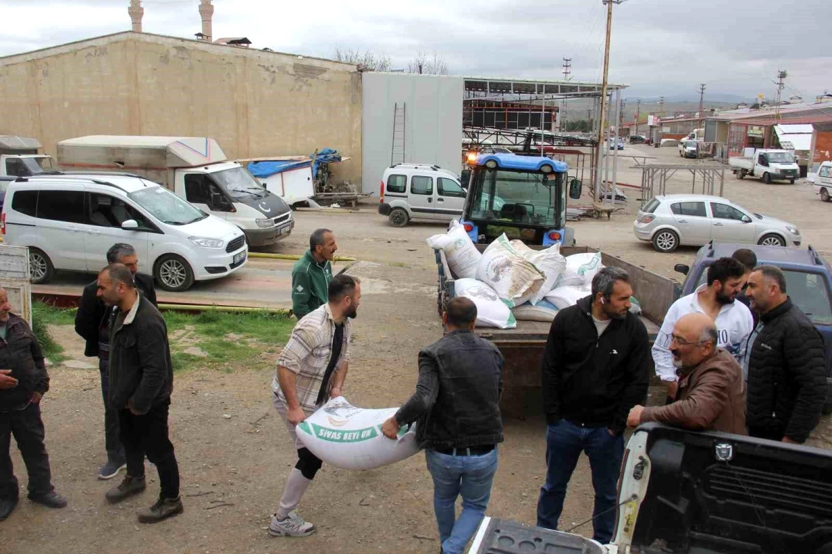 Hayırsever iş insanı, babası için 40 köydeki çiftçilere yulaf tohumu dağıttı