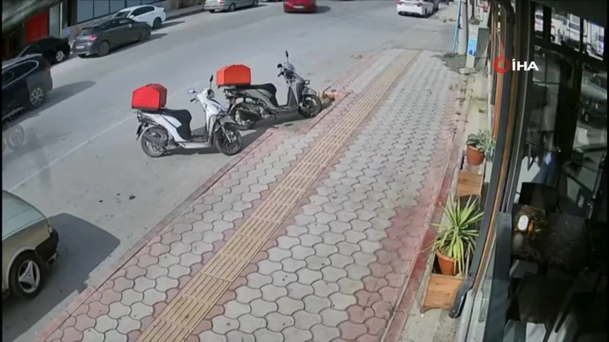 Otomobille çarpışan motosiklet sürücüsü havada savruldu