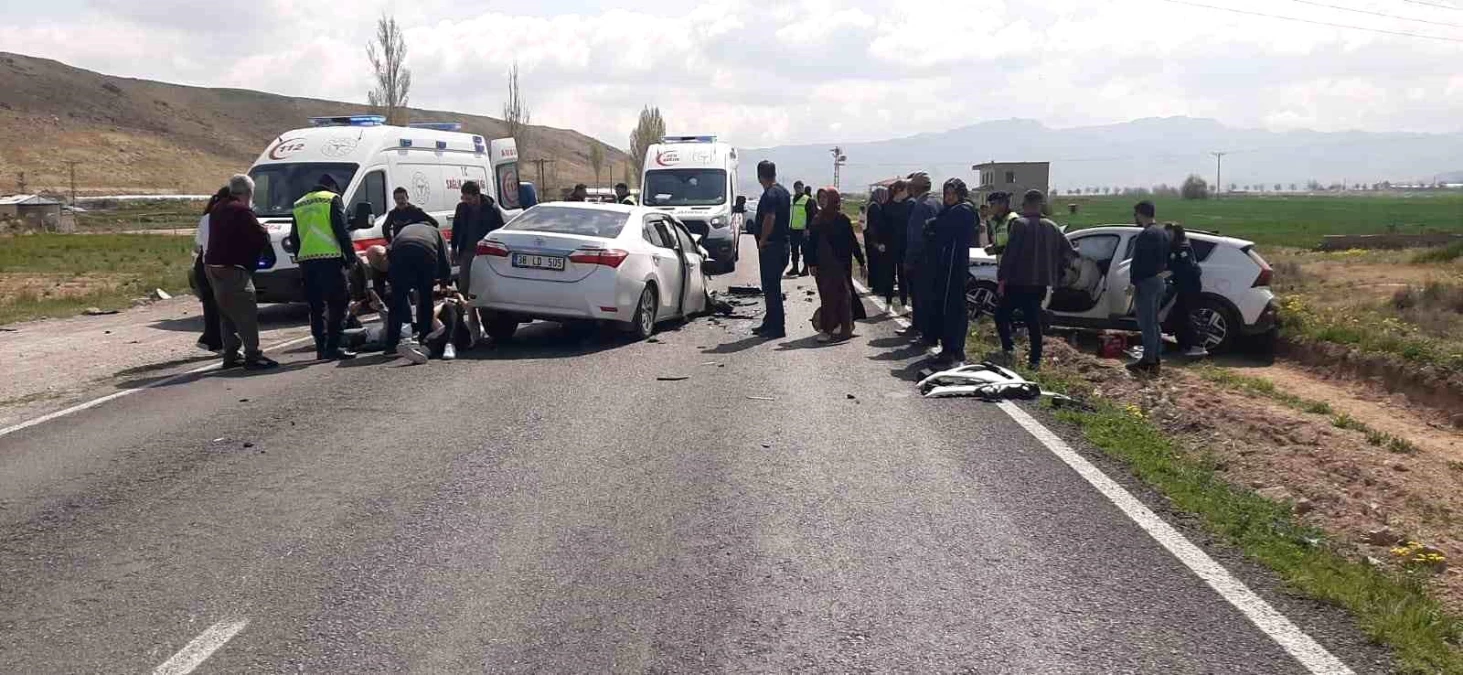 Kayseri Develi\'de kafa kafaya çarpışan otomobillerde 7 kişi yaralandı
