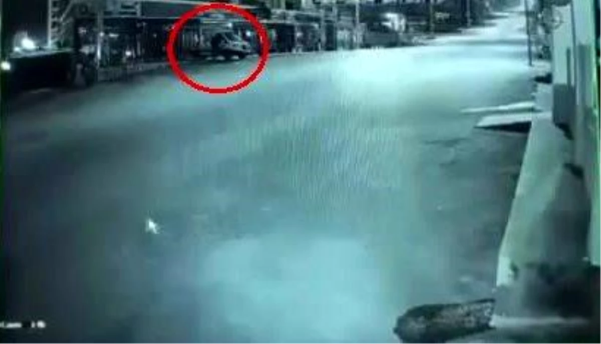 Bursa\'da Kamyonet Kundaklandı, Güvenlik Kamerasına Yansıdı