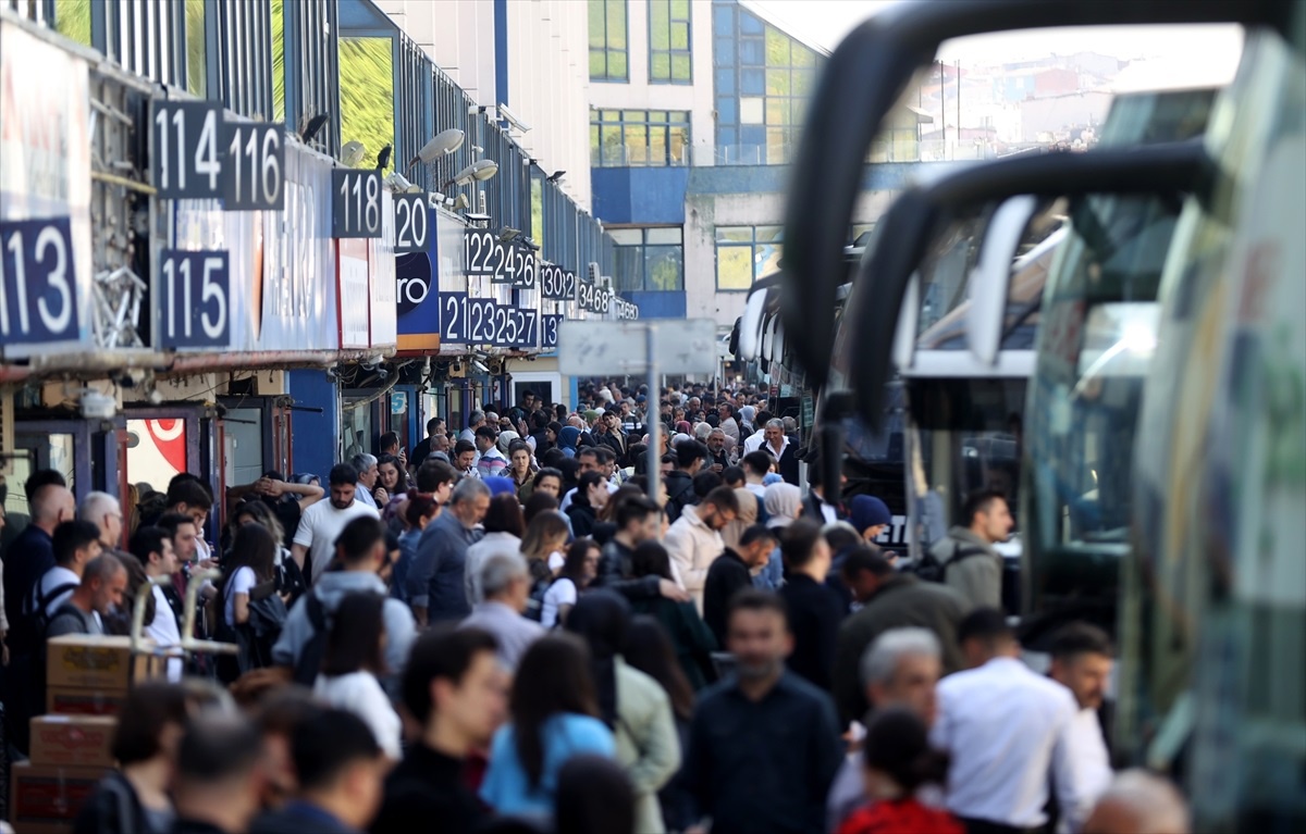 Ramazan Bayramı Tatilinin Son Gününde İstanbul Otogarı\'nda Yoğunluk