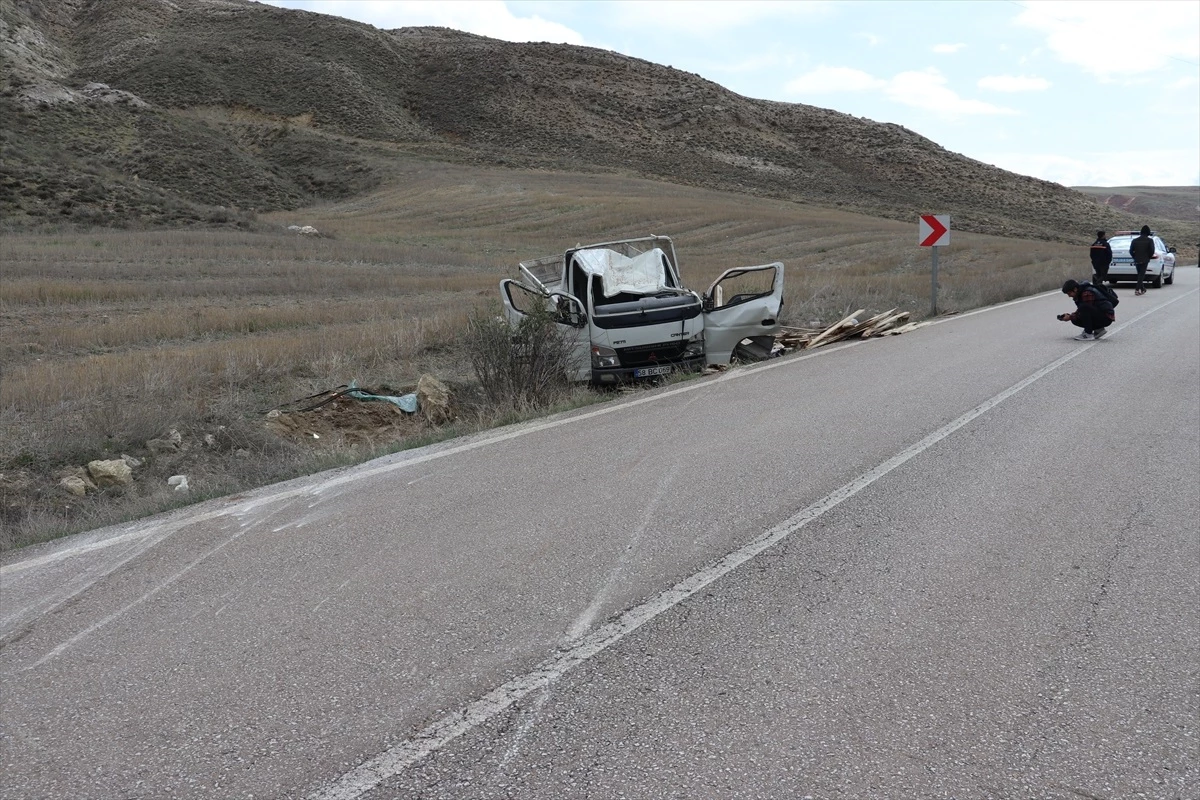 Sivas\'ta kereste yüklü kamyonet devrildi: 1 ölü, 2 yaralı