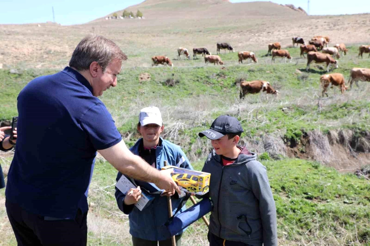 Erzincan Valisi, çobanlık yapan çocuklarla şeker tadında buluştu