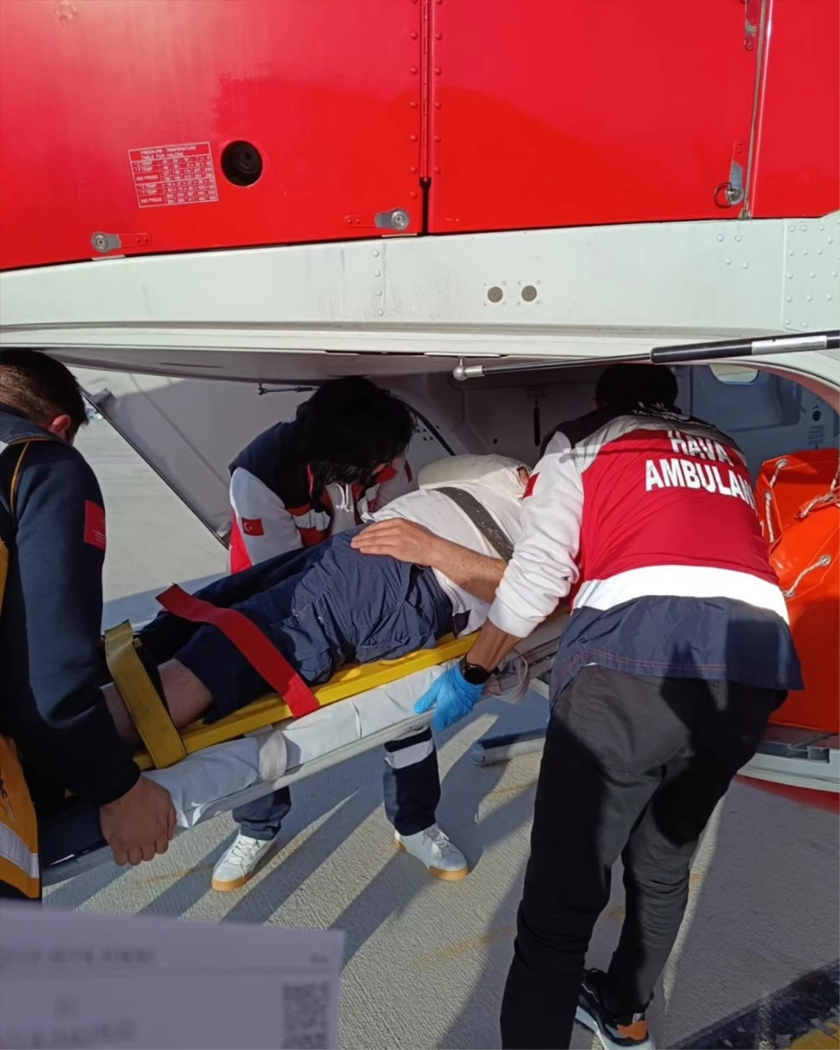 Van\'ın Bahçesaray ilçesinde kosta kırığı olan hasta ambulans helikopterle hastaneye ulaştırıldı