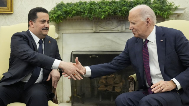 ABD Başkanı Biden, Irak Başbakanı ile görüşürken saatiyle oynadı