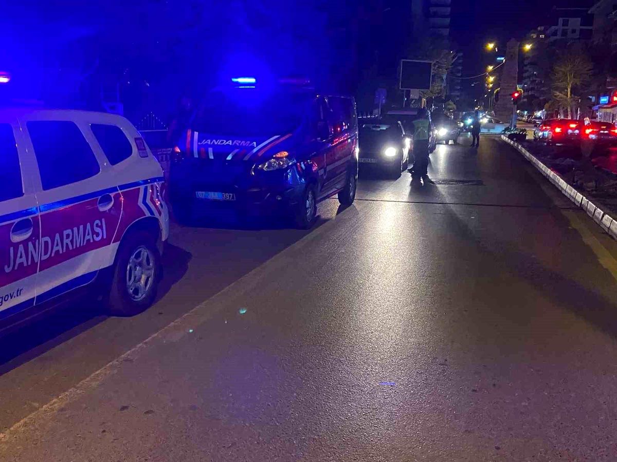 Alanya\'da yapılan trafik uygulamasında 5 araç trafikten men edildi
