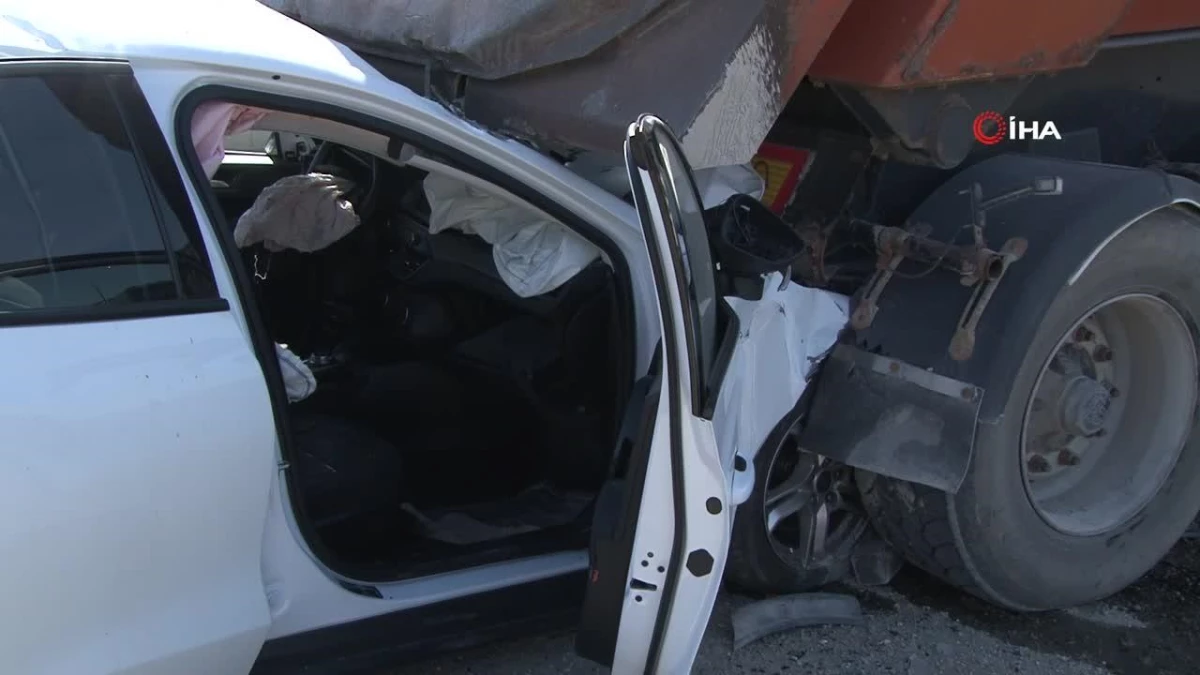 Ankara\'da otomobil hafriyat kamyonuna çarptı: 1 ölü