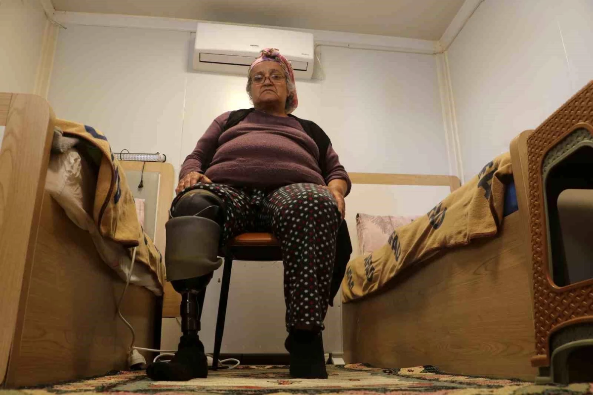 Depremde annesini ve bacağını kaybeden depremzede protez bacağıyla hayata tutunuyor