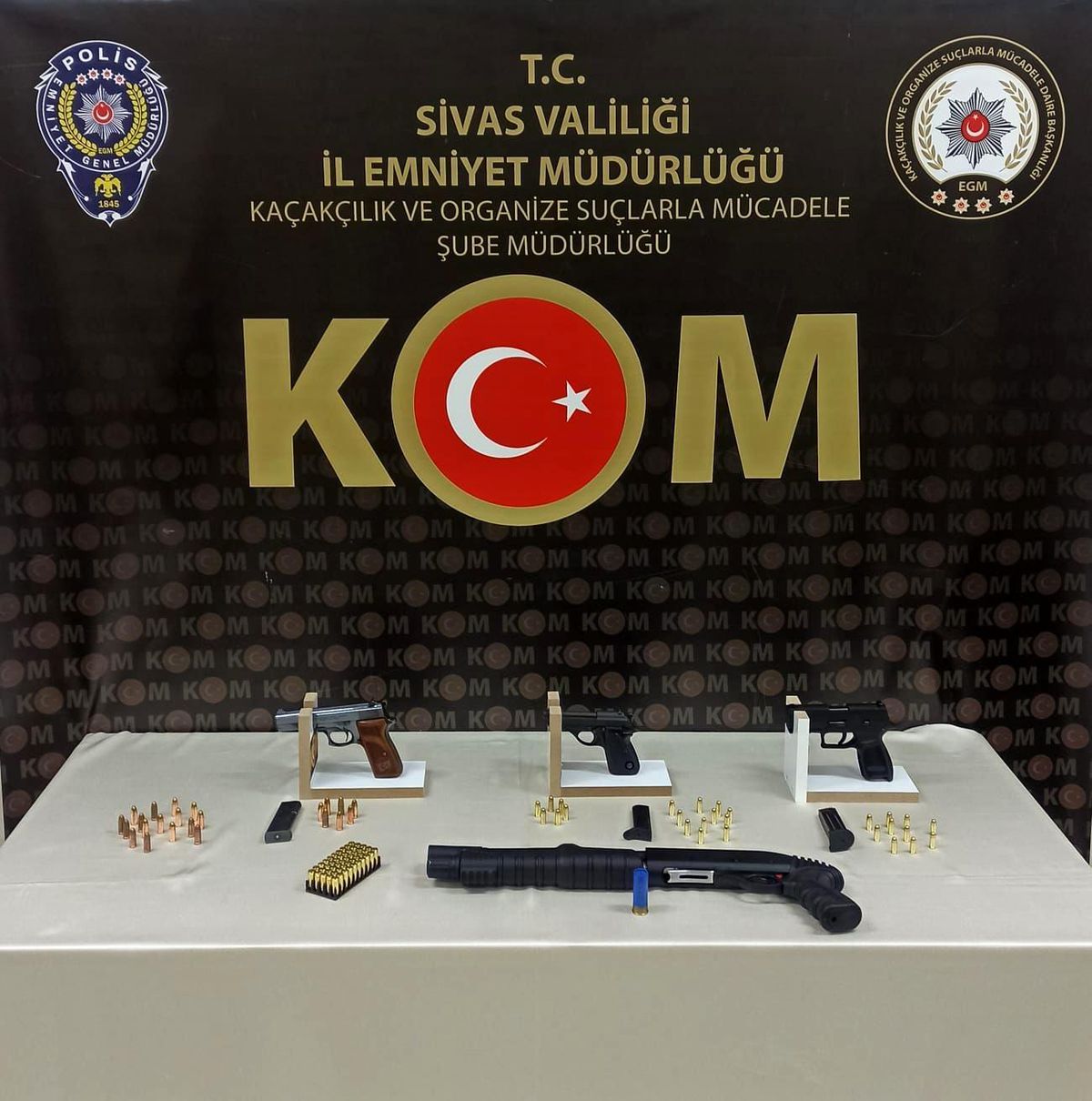 Sivas\'ta yapılan operasyonda 5 tabanca ve 1 pompalı tüfek ele geçirildi