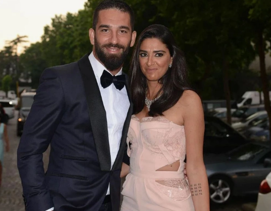 Arda Turan, eşi Aslıhan Doğan'a 2.1 milyon euroluk araba aldı