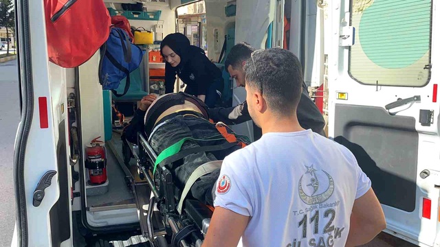 Babasını yumruklayan genç kaçarken bir kişiyi de boğmaya çalıştı Babasını yumruklayan genç kaçarken bir kişiyi de boğmaya çalıştı
