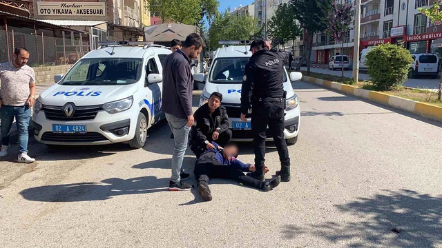 Babasını yumruklayan genç kaçarken bir kişiyi de boğmaya çalıştı Babasını yumruklayan genç kaçarken bir kişiyi de boğmaya çalıştı