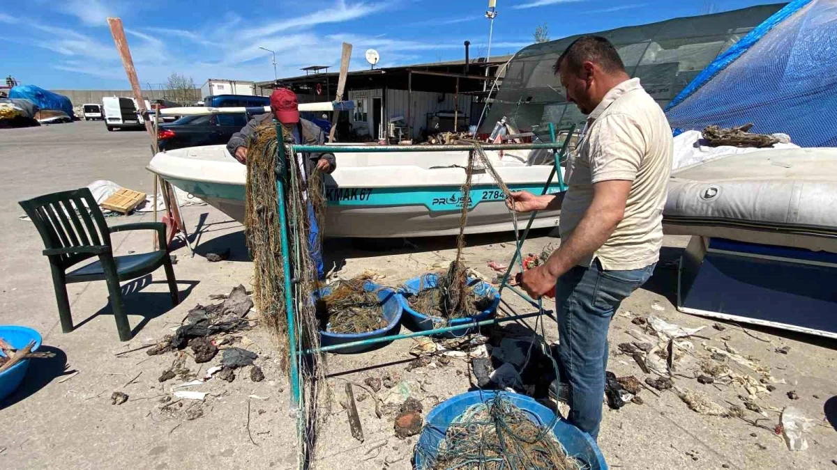 Zonguldak\'ta Balıkçılar, Denizlerdeki Av Yasağıyla Tekne ve Ağlarını Onarıyor
