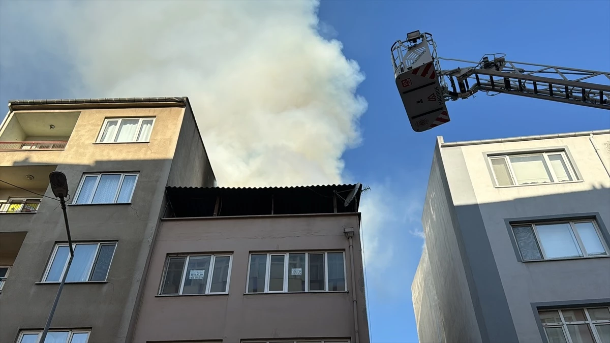 Balıkesir\'de bir binanın çatısında çıkan yangın çevredeki yapılara sıçramadan söndürüldü