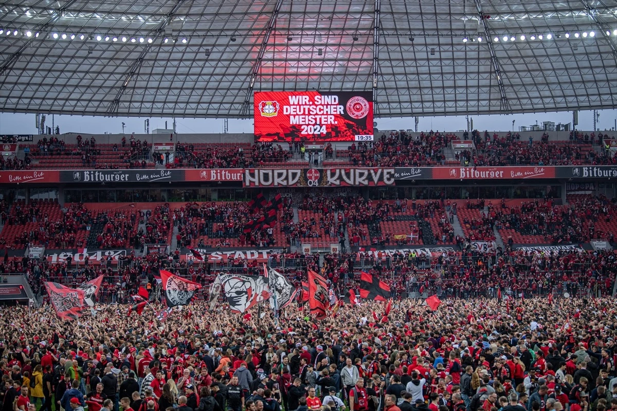 Bayer Leverkusen, Werder Bremen\'i 5-0 yenerek şampiyonluğunu garantiledi