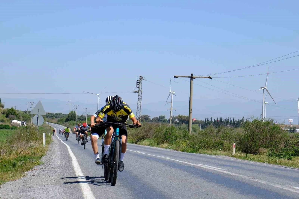 Aydın\'da düzenlenen Okullar Arası Yol Bisikleti Yarışı büyük ilgi gördü
