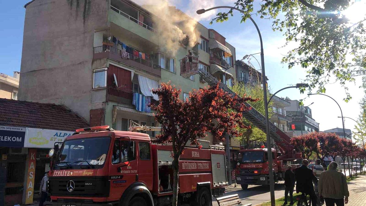 Gemlik\'te 5 Katlı Binanın Dördüncü Katında Yangın Çıktı