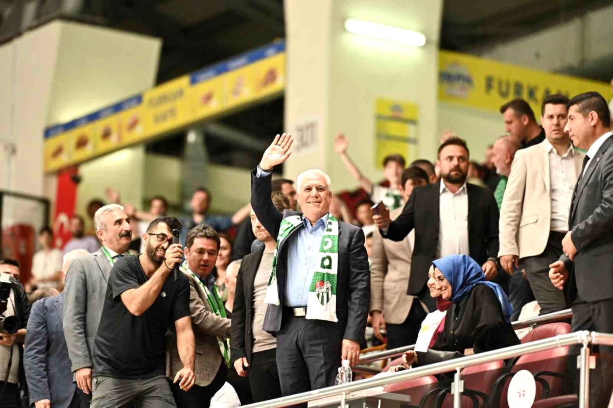 Bursa Büyükşehir Belediye Başkanı Mustafa Bozbey Bursaspor maçını tribünden takip etti