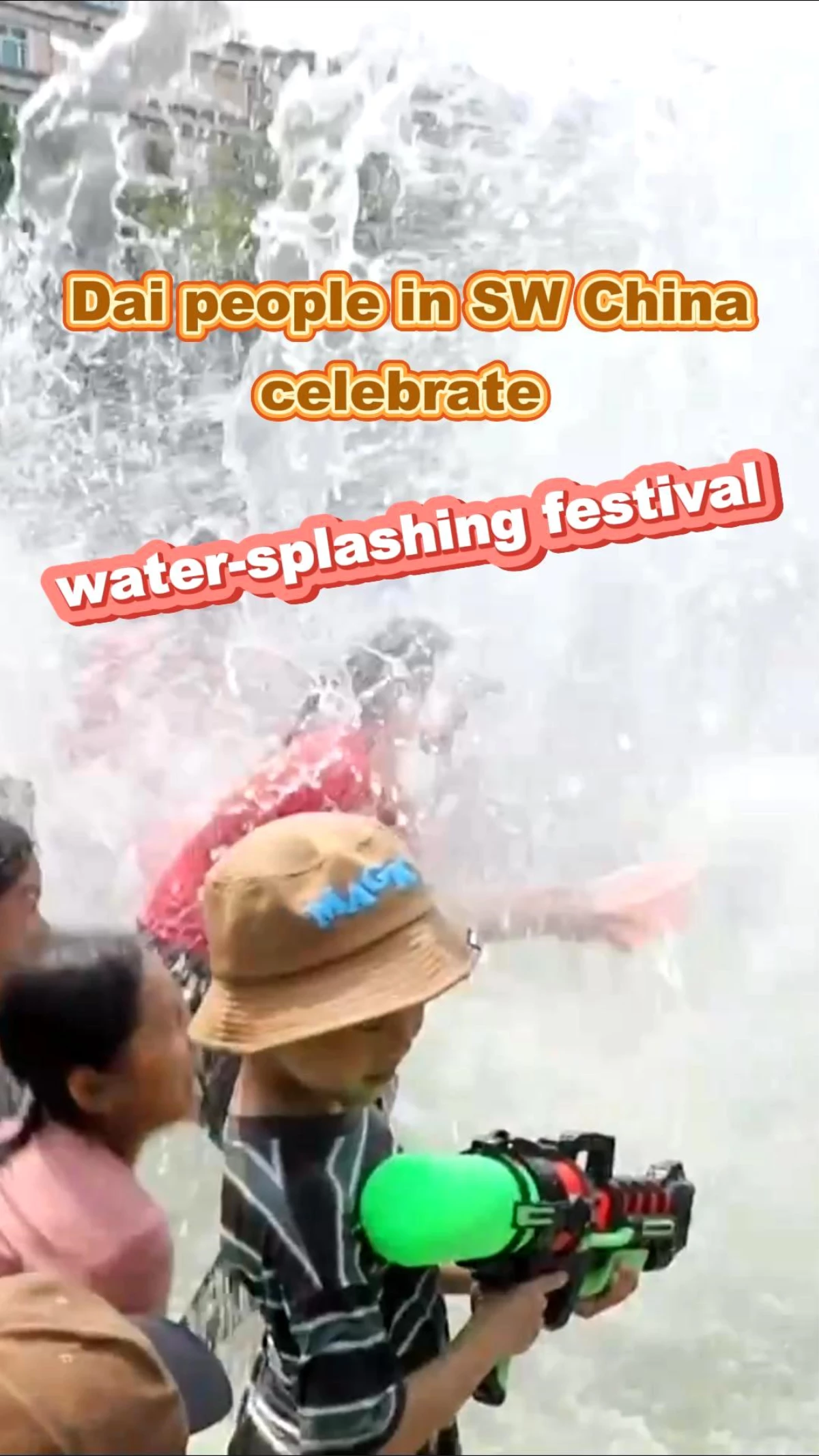 Dai halkının su sıçratma festivali