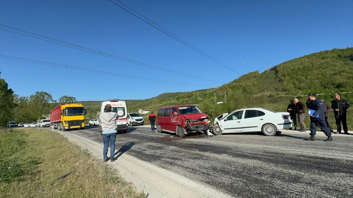 Düzce\'de otomobil ile panelvanın çarpışması sonucu 5 kişi yaralandı