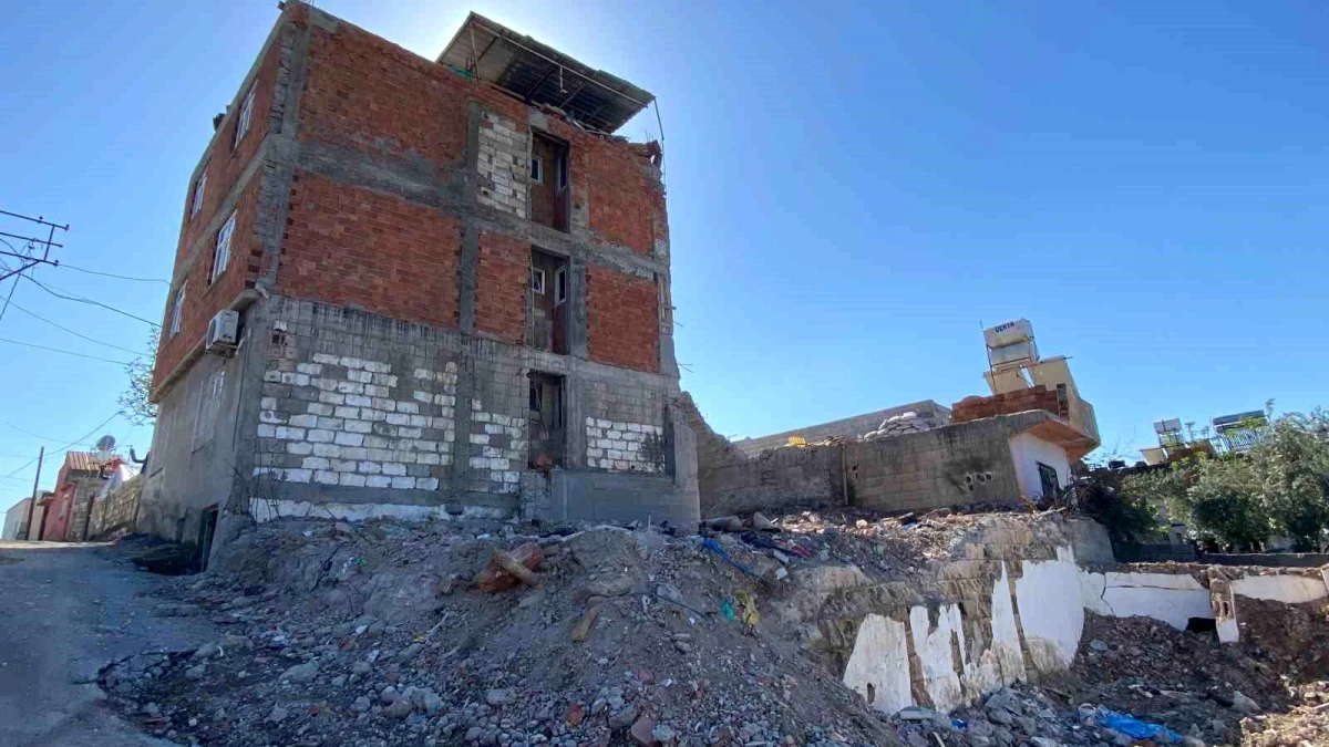 Kahramanmaraş\'ta depremde ilginç görüntü oluşturan bina yıkıldı