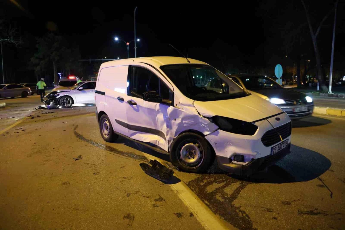 Elazığ\'da hafif ticari araç ile otomobilin çarpışması sonucu 1 kişi yaralandı