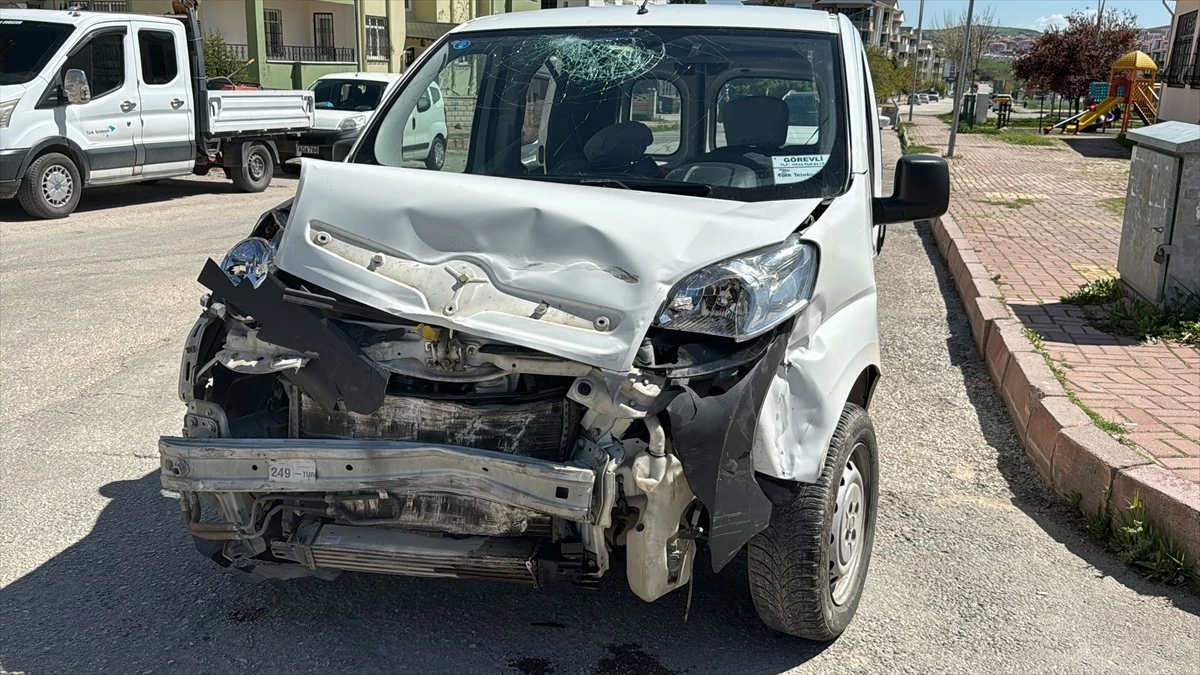 Elazığ\'da hafif ticari araç ile otomobilin çarpışması sonucu 7 kişi yaralandı